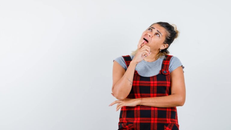 6 årsaker til kløe i ganen og hva du skal gjøre for å lindre den