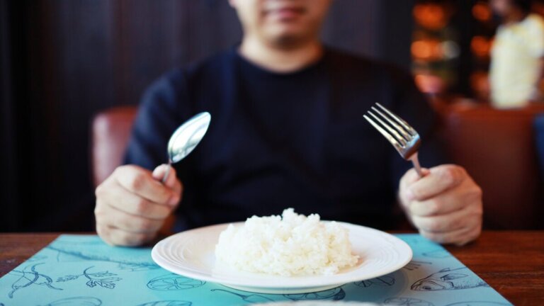 Oppvarmet ris: risikoer, hvor lenge den holder, og hvordan du oppbevarer den riktig